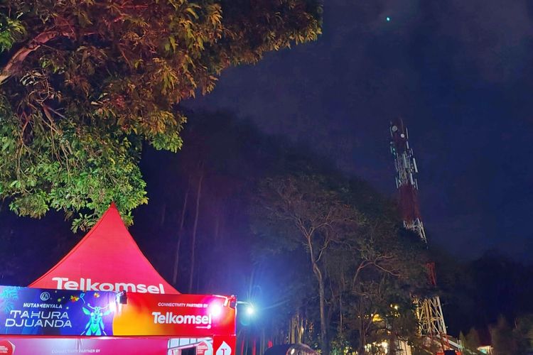 BTS Telkomsel di kawasan Taman Hutan Raya Ir. H. Djuanda di Bandung untuk mendukung wisata Hutan Menyala.