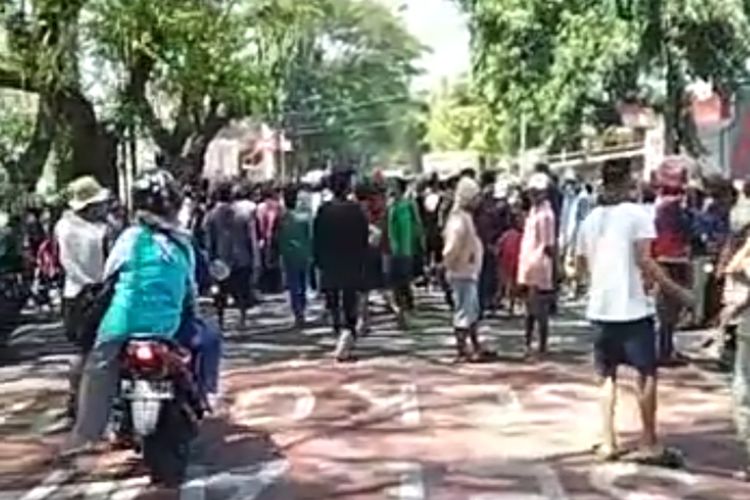 Kasus pembakaran kapal nelayan tidak tuntas (mandek) di Polres Bulukumba, warga Kabupaten Bantaeng demo tutup penuh jalan trans Sulawesi Selatan, Sabtu (20/8/2022).