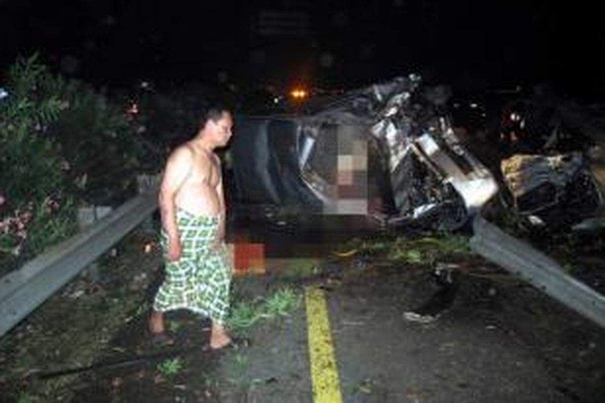 Warga berupaya mengevakuasi korban kecelakaan yang masih terjepit di mobil di Tol Jagorawi, Jakarta Timur, tepatnya di jalur Jakarta ke Bogor, KM 8 200, Minggu (8/9/2013) pukul 00.45. Kecelakaan yang melibatkan tiga mobil tersebut mengakibatkan 6 orang tewas dan 10 orang lainnya luka-luka.