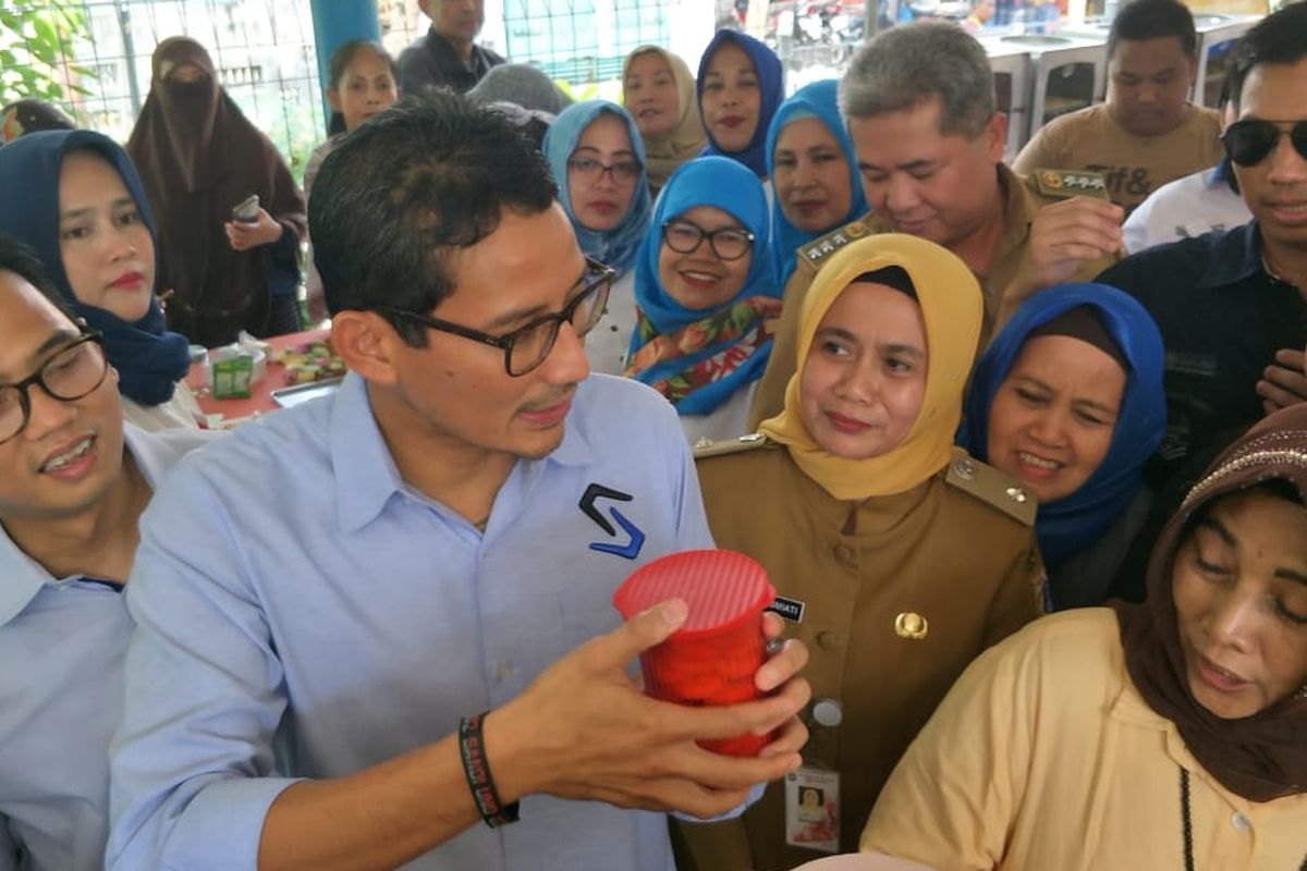 Sandiaga saat membeli kue dari salah satu peserta OK OCE, di RPTRA Mutiara Sumur Batu, Kemayoran, Jakarta Pusat, Selasa (7/5/2019)