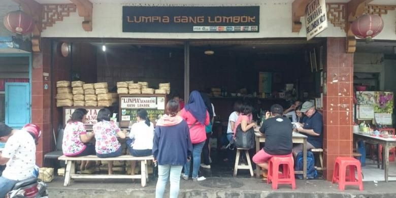 Loenpia Semarang Gang Lombok no 11, merek yang terpampang tersebut merupakan loksi dimana kedai ratusan tahun itu berada, dekat Klenteng Tay Kak Sie yang tersohor oleh kisah Ceng Hoo-nya.