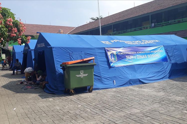 Posko pengungsian Korban Kebakaran 30 rumah di Jalan Cipinang Jaya I, Jatinegara, Jakarta Timur yang terletak di Halaman SDN Cipinang Besar Selatan 03/04, Minggu (7/7/2019).