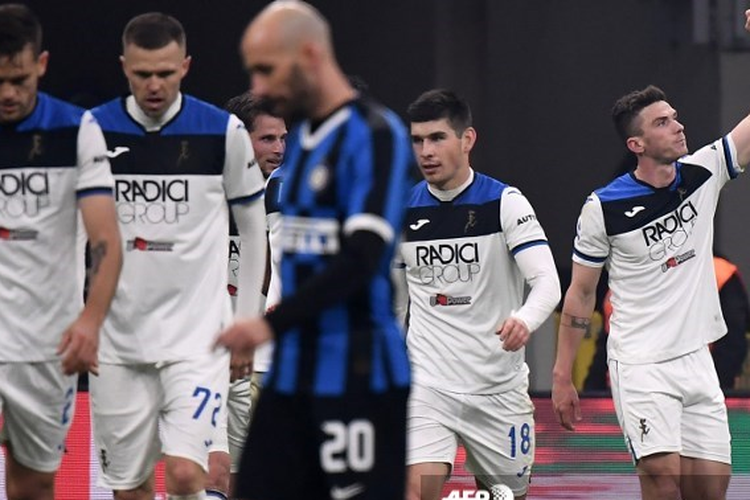 Pemain Inter Milan, Borja Valero berjalan pelan di hadapan para pemain Atalanta yang berselebrasi merayakan gol dalam laga pekan ke-19 Serie A Liga Italia di Stadion Giuseppe Meazza, San Siro, Milan, Sabtu (11/1/2020) .