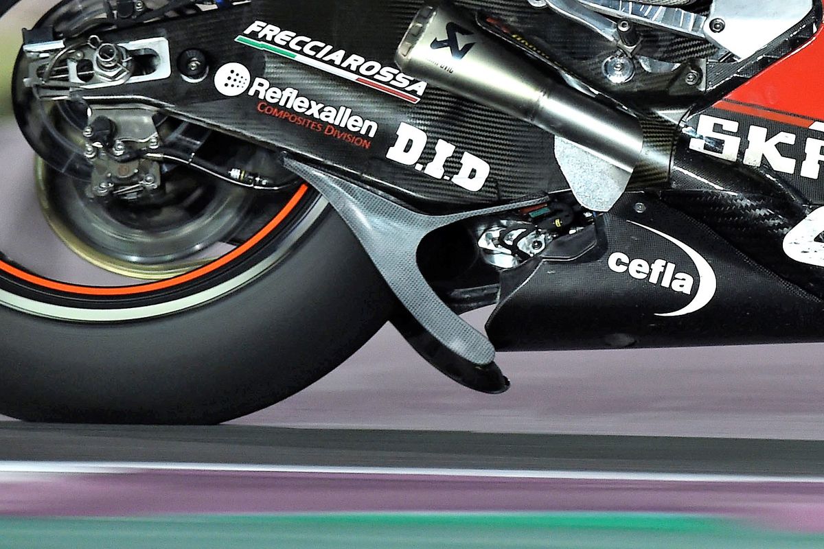 Perangkat aero Ducati yang diletakkan di bawah swingarm ternyata memiliki efek downforce.
