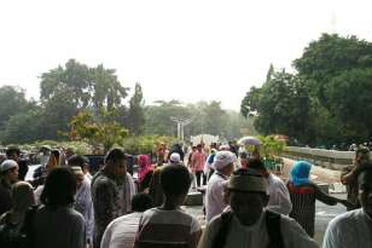 Massa peserta doa bersama 2 Desember berbondong-bondong menuju Masjid Istiqlal, Jakarta Pusat, untuk melaksanakan ibadah solat Jumat, Jumat (2/12/2016).