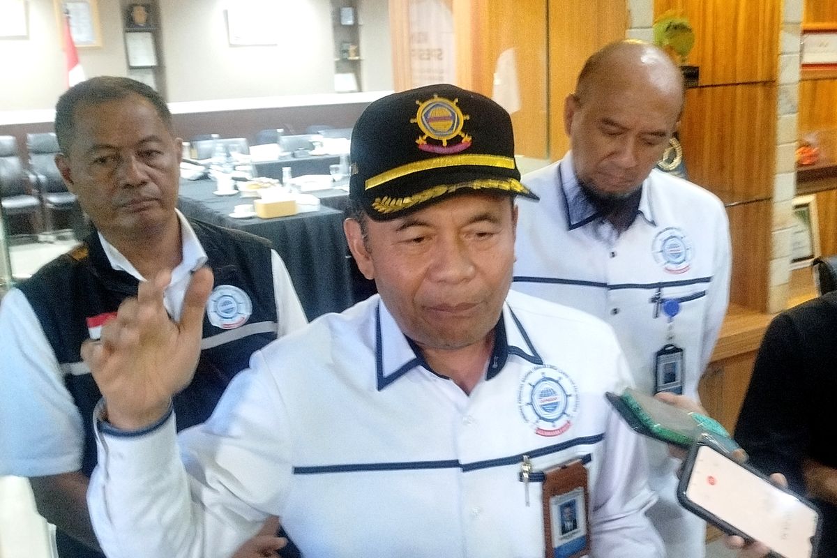 Ketua DPP Gapasdap, Khoiri Soetomo usai rapat bersama tim Komisi V DPR RI di Kantor ASDP Ketapang Banyuwangi. 