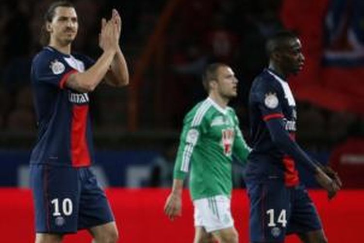 Striker Zlatan Ibrahimovic (kiri) mencetak dua gol saat membawa Paris Saint-Germain menang 2-0 atas Saint-Etienne dalam lanjutan Ligue 1 di Stadion Parc des Princes, Paris, Minggu (16/3/2014)