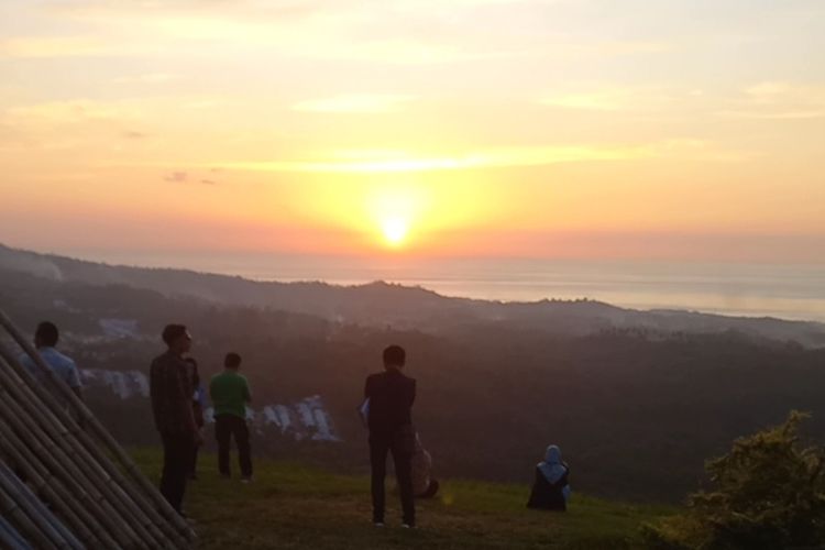 Menikmati sunset dari bukit Padies Kimuwu.
