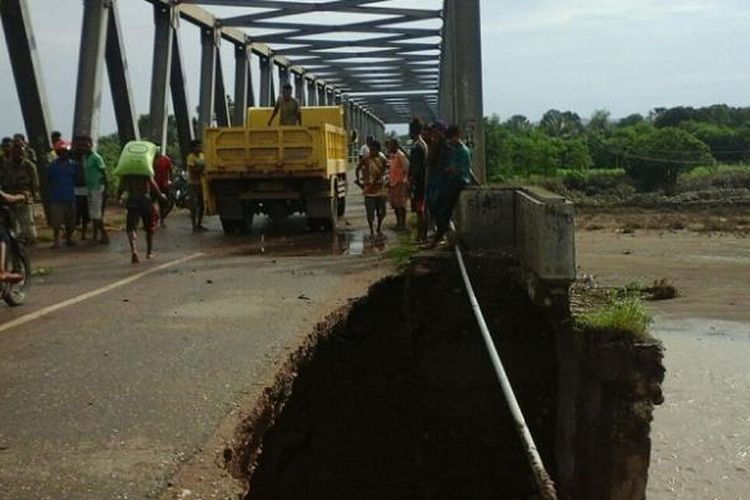 Jalan raya di ujung jembatan Oemanu, Desa Ponu, Kecamatan Biboki Anleu, Kabupaten Timor Tengah Utara (TTU), NTT nyaris ambrol