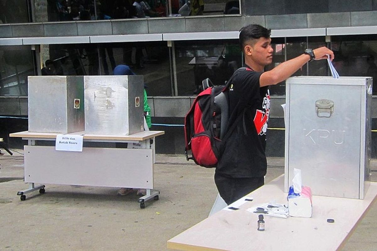 Para pemilih muda melakukan simulasi pemilu di halaman perpustakaan Universitas Indonesia, Depok, Jawa Barat, Minggu (4/12/2016)