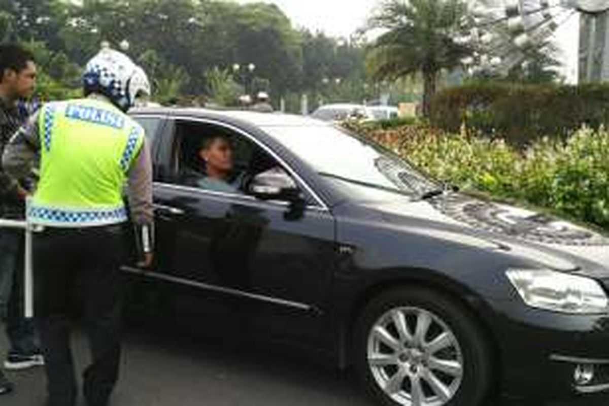 Pengendara mobil berpelat ganjil diberhentikan dan ditilang polisi di Bundaran Patung Kuda, Kawasan Monas, Jakarta Pusat, Selasa (30/8/2016).