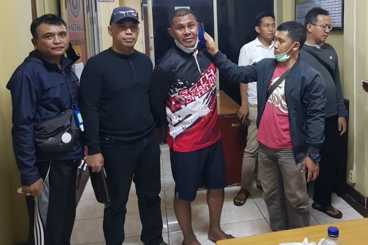 Buron kasus pemalsuan dokumen dan KDRT berinisial. DJF(kedua dari kanan) asal Maluku Utara diamankan tim Kejari Purwokerto, Kabupaten Banyumas, Jawa Tengah, Senin (26/9/2022) malam.