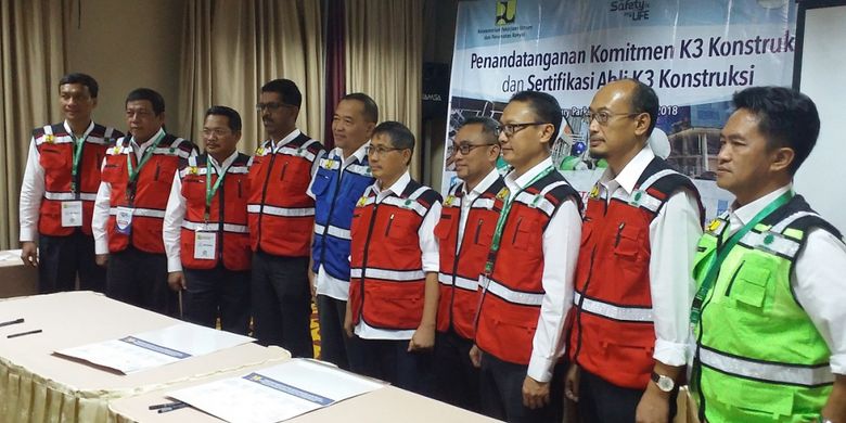 Direktur Jenderal Bina Konstruksi Kementerian PUPR Syarif Burhanuddin (kelima dari kanan) dalam acara Penandatanganan Komitmen K3 Konstruksi dan Sertifikasi Ahli K3 Konstruksi Batch II, Rabu (25/7/2018) di Jakarta.