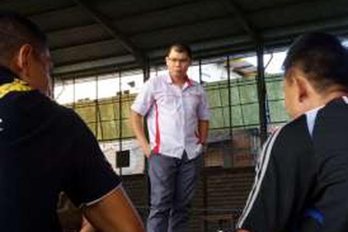  Chris John memberi pengarahan kepada peserta Indonesia Boxing Championship di lapangan Kompas Gramedia, Kamis (18/8/2016). 