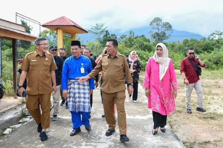 Gubernur Kepri, Ansar Ahmad (tengah) dan jajaran berkunjung ke Desa Merawang, Kabupaten Lingga, Senin (20/11/2023).  