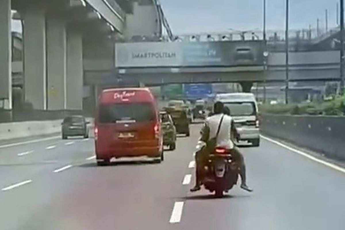 Cuplikan video tiga orang pengendara motor masuk Tol Cikampek, Senin (13/1/2025).