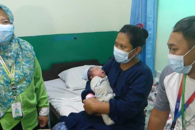 Salah satu bayi yang dilahirkan pada tanggal cantik di Rumah Sakit Bunda Arif Purwokerto, Kabupaten Banyumas, Jawa Tengah, Selasa (22/2/2022).