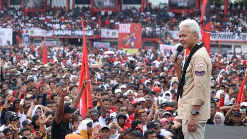 Terseoknya Ganjar dan Faktor Gempuran Istana di Kandang Sendiri