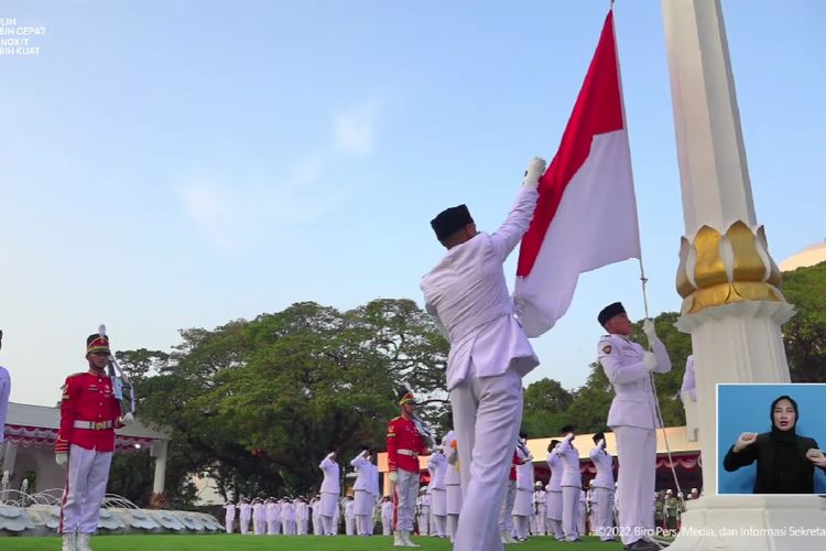  Bendera Merah Putih telah diturunkan dari halaman Istana Merdeka dalam Upacara Penurunan Bendera Negara Sang Merah Putih yang dipimpin oleh Presiden Joko Widodo, Rabu (17/8/2022) sore.