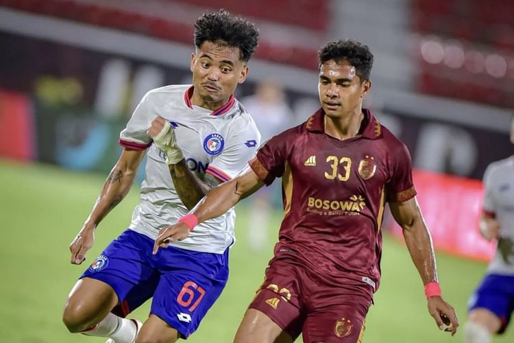 Pemain Sabah FC Saddil Ramdani (kiri) menyumbangkan tiga assist saat pertandingan kedua babak penyisihan Grup H Piala AFC 2023/2024 melawan PSM Makassar yang berakhir dengan skor 0-5 di Stadion Kapte I Wayan Dipta Gianyar, Kamis (5/10/2023) malam.