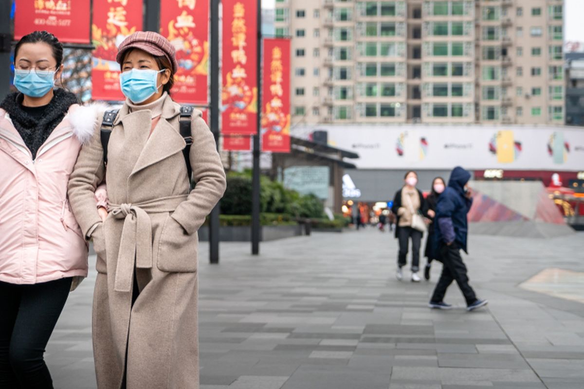 Ilustrasi warga China mengenakan masker di tengah wabah virus corona (Covid-19). 