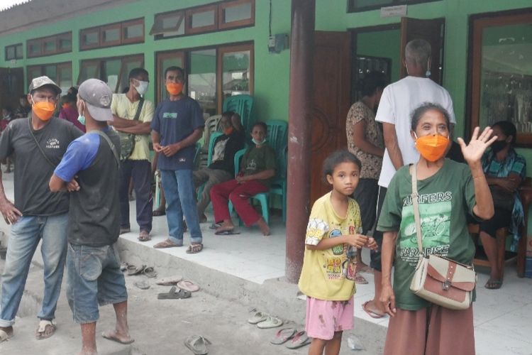 Warga korban erupsi Lewotobi Laki-laki mengungsi di SMP Negeri 1 Wulanggitang, Kabupaten Flores Timur