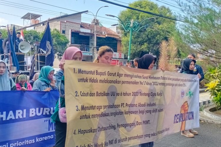 Para buruh yang tergabung dalam Sarbumusi Garut saat menggelar aksi unjukrasa menolak Permenaker Nomor 5 tahun 2023 di depan kantor Bupati Garut, Rabu (24/05/2023)