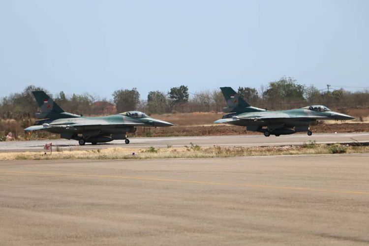 Dua jet tempur F-16, saat berada di Pangkalan Udara El Tari Kupang, NTT