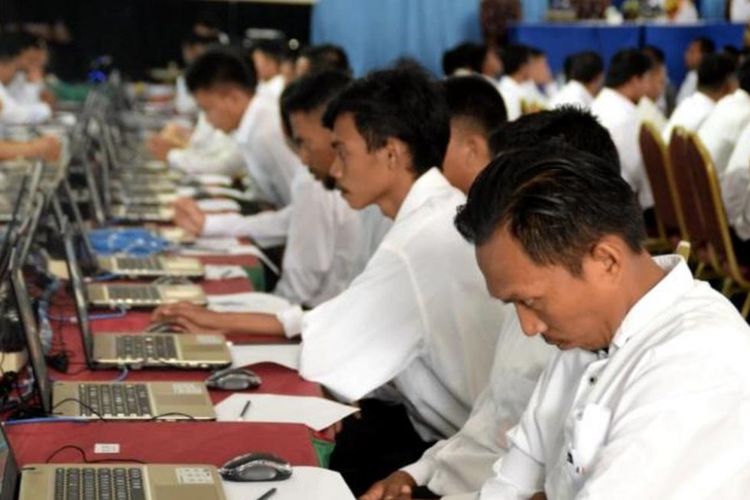 Ratusan peserta mengikuti test Selektif Kompetensi Dasar di gedung Maidani, Kota Baubau, Sulawesi Tenggara