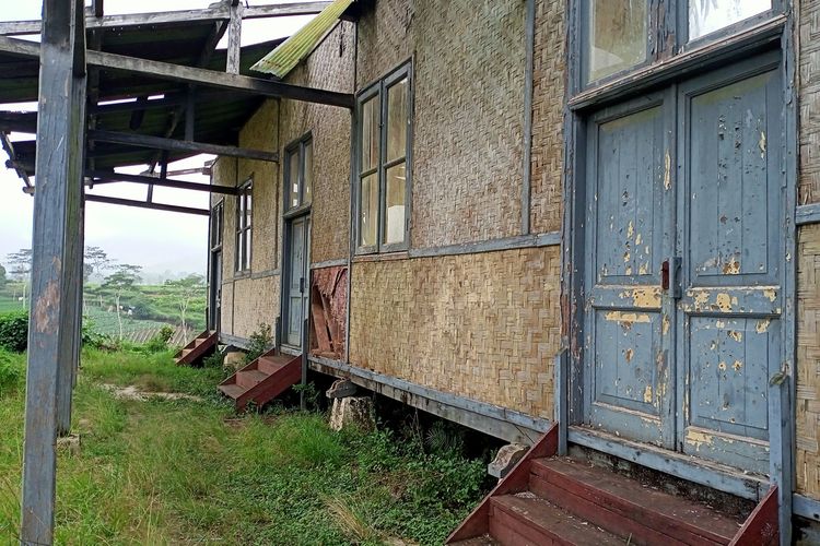 Vervoloog Malabar atau Sekolah Rakyat Malabar merupakan sekolah yang dibangun oleh Bosscha sebagai bentuk kecintaannya terhadap para karyawannya di Perkebunan Teh Malabar. Bosscha tak mau anak-anak karyawannya buta huruf dan tak mampu berhitung, ia membangun sekolah rakyat itu pada tahun 1901.