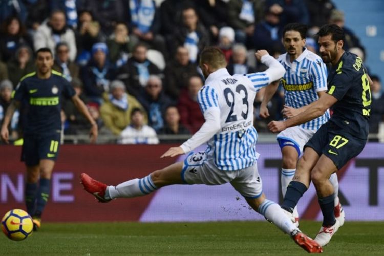 Gelandang Inter Milan, Antonio Candreva, masih bisa melepas tembakan meski dalam kawalan pemain SPAL pada pertandingan Serie A, Minggu (28/1/2018).