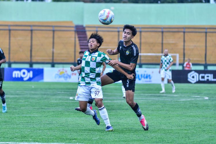 Pemain Persikab M Firman Januari (hijau putih) saat berduel dengan bek PSKC Cimahi Satria Putra dalam pertandingan lanjutan Liga 2 2022-2023, Senin (2/10/2023) di Stadion Siliwangi Bandung. 