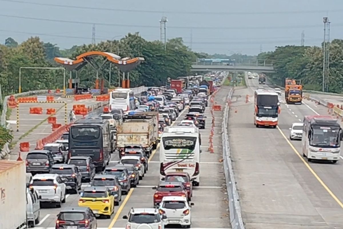 Saldo E-Toll Kurang, 21.000 Kendaraan Picu Antrean Tol Mudik-Balik Mengular