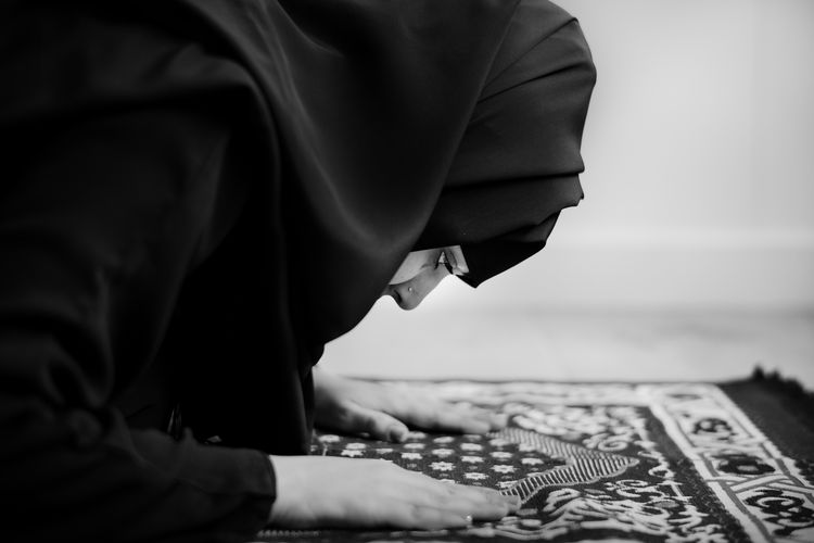 Ilustrasi shalat Dzuhur di hari Jumat