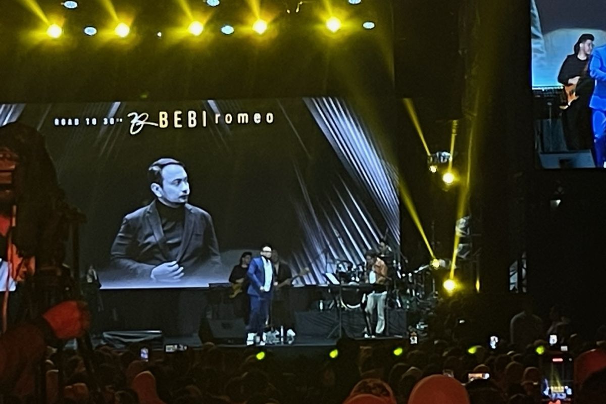 Dul Jaelani dalam konser Road to 30 tahun berkarier Bebi Romeo yang digelar di Roof Top Stasiun BNI City kawasan Jakarta Pusat, Jumat (16/12/2022). 