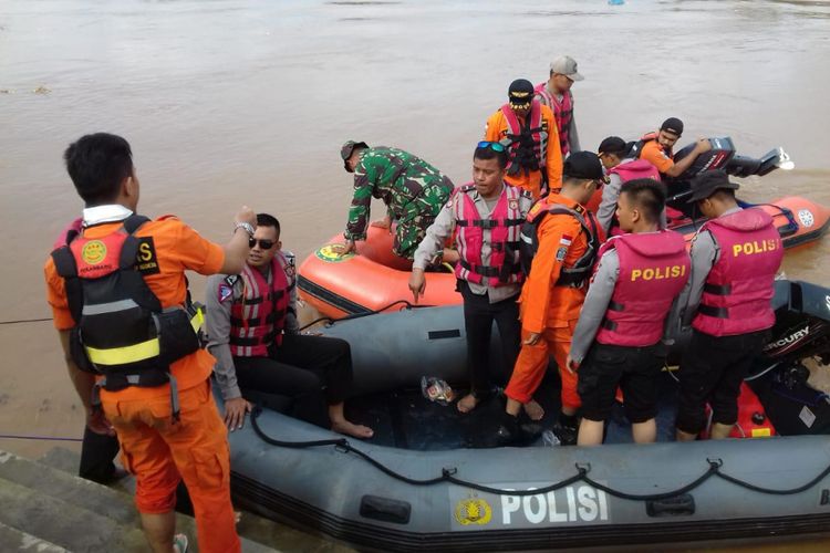Petugas gabungan dari kepolisian, TNI, BPBD dan Basarnas Pekanbaru melakukan pencarian seorang bocah perempuan diduga hanyut di Sungai Batang Lubuh, Kecamatan Rambah, Rohul, Riau, Kamis (6/12/2018).