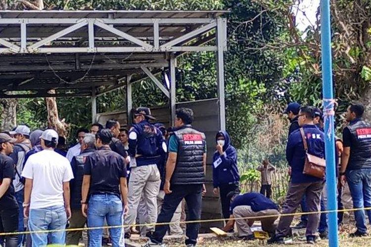 Pra rekonstruksi kedua kasus pembunuhan ibu dan anak di Jalan Cagak, Kabupaten Subang, Kamis (2/11/2023). Tuti Suhartini dan Amalia Mustika Ratu dihabisi nyawanya di rumah tersebut, 18 Agustus 2021.

