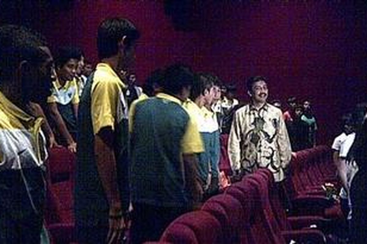 Menpora Andi Malarangeng menyalami para atlet Timnas U-16 sebelum menonton bersama film Tendangan dari Langit di bioskop XXI di fX Plaza, Rabu (7/9/2011).