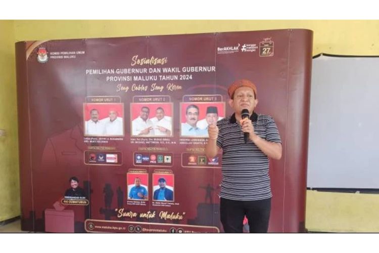 Seorang komisioner KPU Maluku memberikan penjelasan kepada warga tentang calon Gubernur dan Wakil Gubernur pada Pilkada Maluku 2024 dalam sesi sosialisasi 