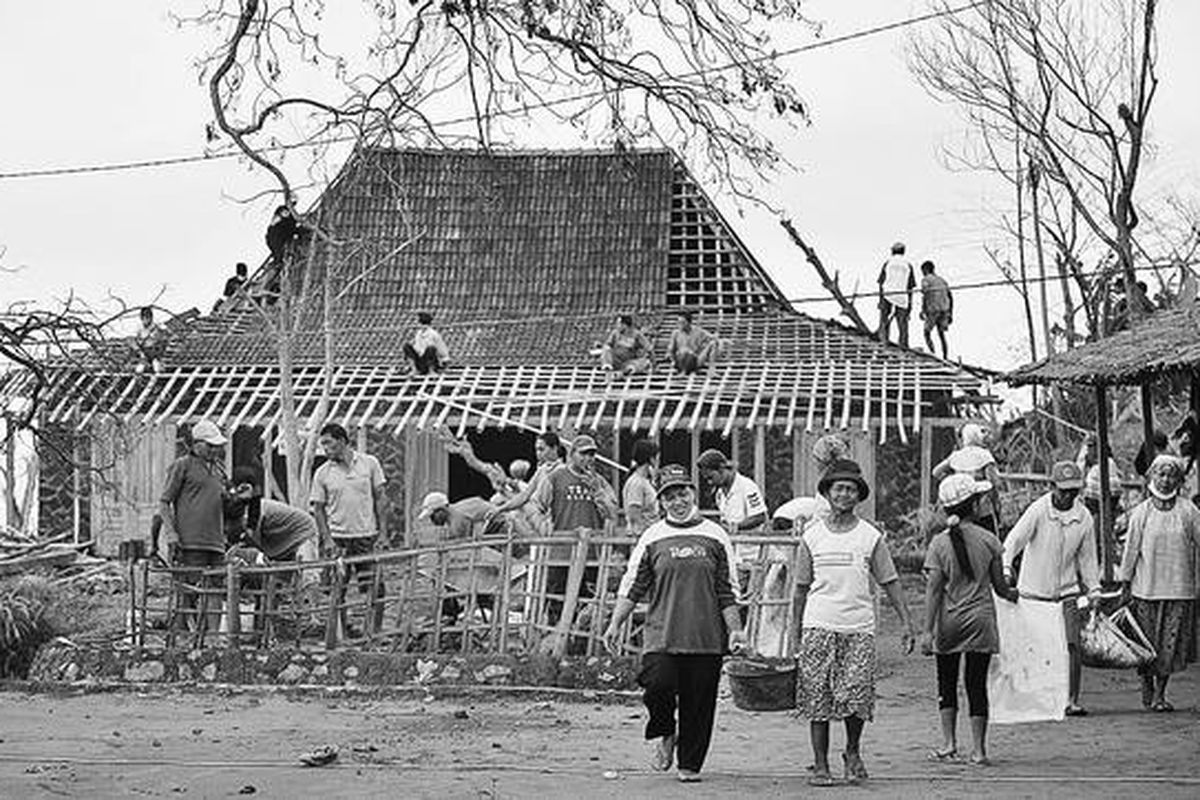 Ratusan warga dari berbagai desa di kaki Gunung Merapi bergotong royong turut membantu membersihkan material vulkanik sisa letusan Merapi yang merusak permukiman di Desa Balerante, Kemalang, Klaten, Jawa Tengah, Rabu (29/12). Ratusan warga dengan kesadaran masing-masing turut menjadi relawan demi membantu warga yang menjadi korban letusan Merapi. Solidaritas ini didasari semangat kebersamaan sebagai sesama warga di kaki Merapi.