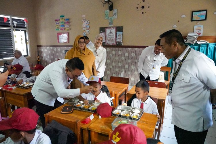 Kala KSP Dudung Suapin MBG ke Bocah SD di Purwakarta