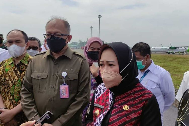 Bupati Purbalingga Dyah Hayuning Pratiwi di Bandara JB Soedirman Purbalingga, Jawa Tengah, Kamis (1/4/2021).