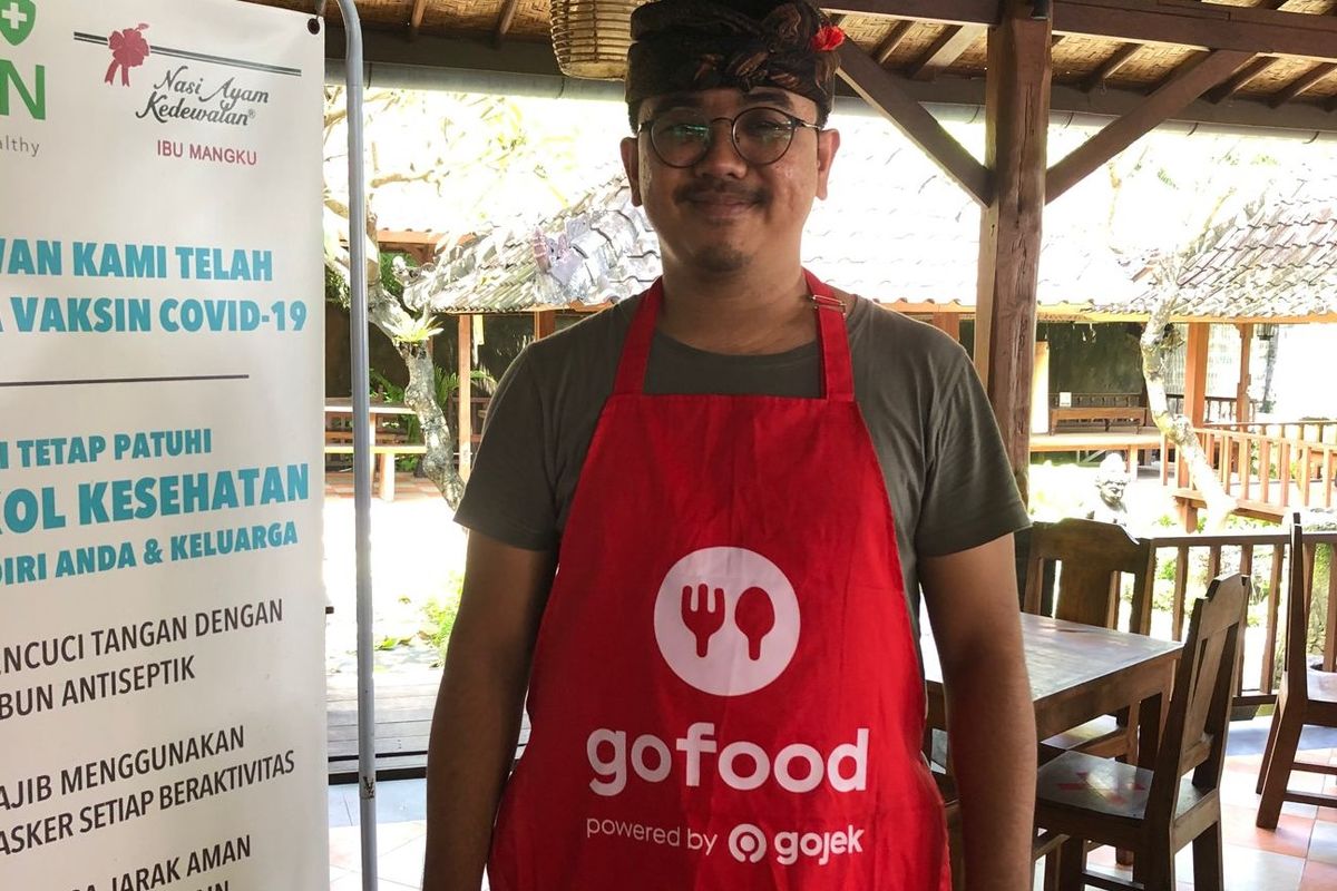 Made Bayu Darmadi, penerus dari Nasi Ayam Kedewatan Ibu Mangku, Seminyak