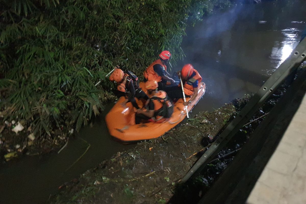 Tim SAR mencari keberadaan bocah berinisial MF yang tenggelam di Kali Angke, Tangerang, Jumat (1/12/2023). 
