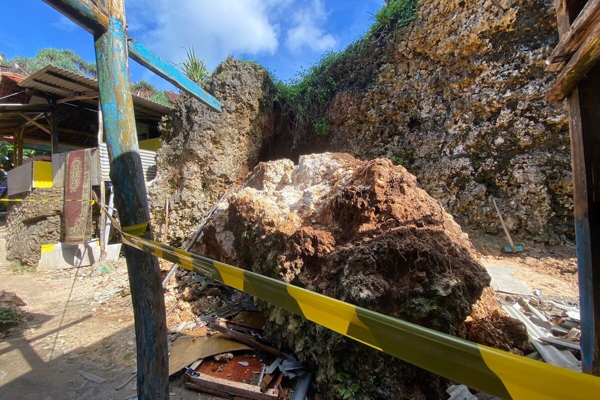 Batu Berdiameter 2 Meter Timpa Lapak Pedagang di Pantai Buluk Gunungkidul