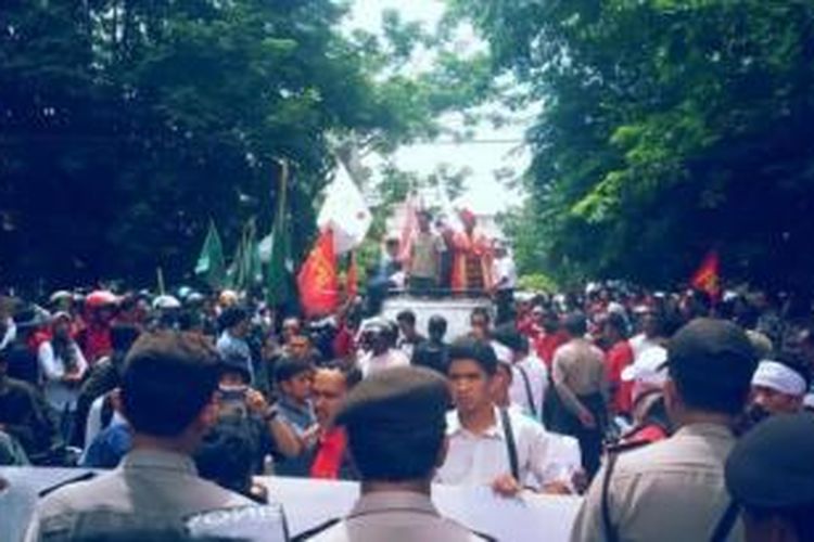 Massa pendukung Abraham Samad melakukan aksi didepan Mapolda Sulselbar Jl Perintis Kemerdekaan, Sudiang, Selasa (24/2/2015). 
