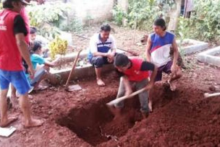 Penggalian makam terpidana mati Rani Andriani di RT 01/08 Desa Ciranjang, Kecamatan Ciranjang, Cianjur, Sabtu (17/1/2015)