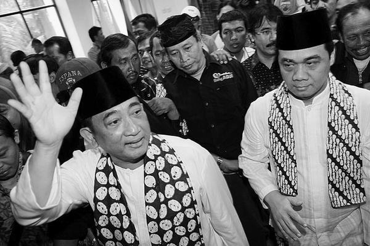 Pasangan calon gubernur dan wakil gubernur DKI Jakarta, Hendardji Soepandji (kiri) dan A Riza Patria, seusai mendaftar sebagai peserta Pemilu Kepala Daerah DKI Jakarta di Komisi Pemilihan Umum DKI Jakarta, Jakarta Pusat, Jumat (16/3). Pasangan tersebut menjadi pasangan kedua yang mendaftar sebagai calon gubernur dan wakil gubernur.