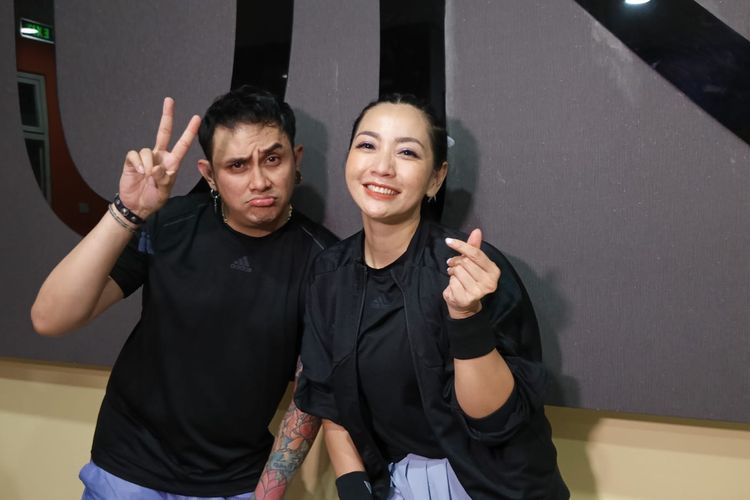 Vicky Nitinegoro dan Hesti Purwadinata di Turnamen Olahraga Selebriti Indonesia (TOSI) 2023 digelar di GOR UNJ, Jakarta Timur, Sabtu (22/7/2023). 