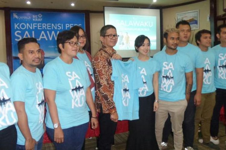 Pemain dan tim produksi film Salawaku bersama perwakilan Badan Ekonomi Kretif atau Bekraf di Kementerian BUMN, Medan Merdeka Selatan, Jakarta Pusat, Jumat (10/2/2017). Mereka mengumumkan perilisan film Salawaku yang akan tayang di seluruh jaringan bioskop Tanah Air pada 23 Februari 2017).